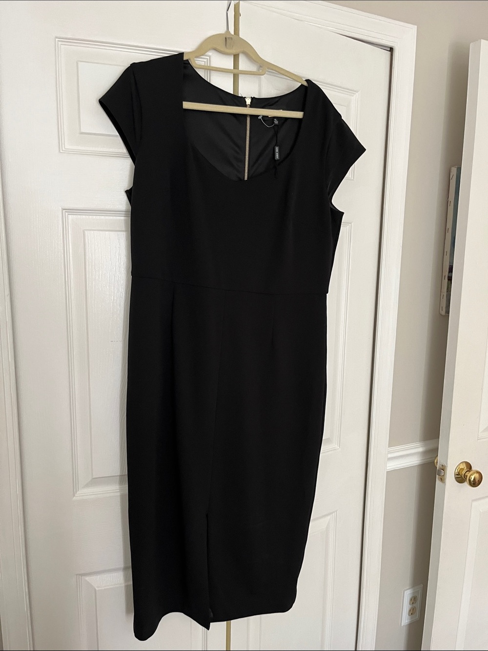 Alexia Admor Black Cap-Sleeve Midi Sheath Dress
